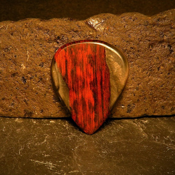 Handgefertigtes Plektrum aus Holz und Epoxidharz - Custom Guitar Pick