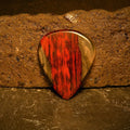 Handgefertigtes Plektrum aus Holz und Epoxidharz - Custom Guitar Pick
