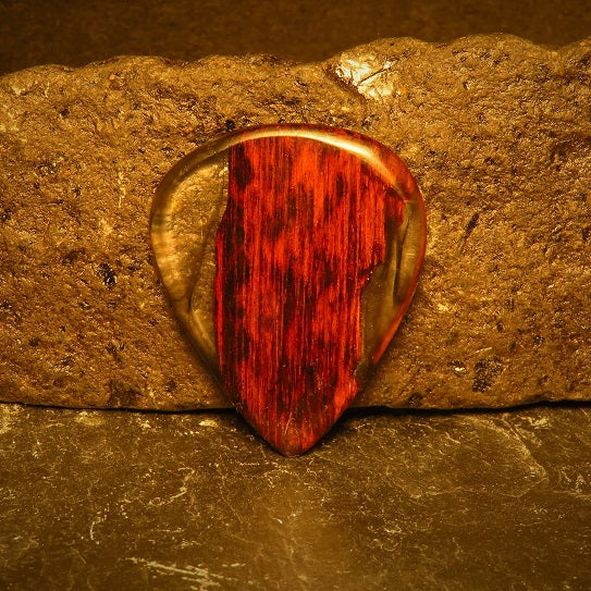 Handgefertigtes Plektrum aus Holz und Epoxidharz - Custom Guitar Pick