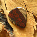 Handgefertigtes Plektrum aus Holz und Epoxidharz - Custom Guitar Pick