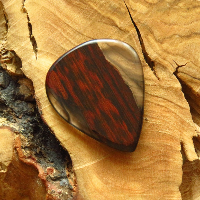 Handgefertigtes Plektrum aus Holz und Epoxidharz - Custom Guitar Pick