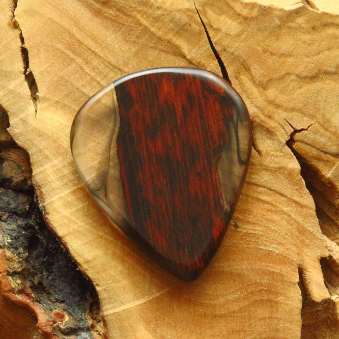 Handgefertigtes Plektrum aus Holz und Epoxidharz - Custom Guitar Pick