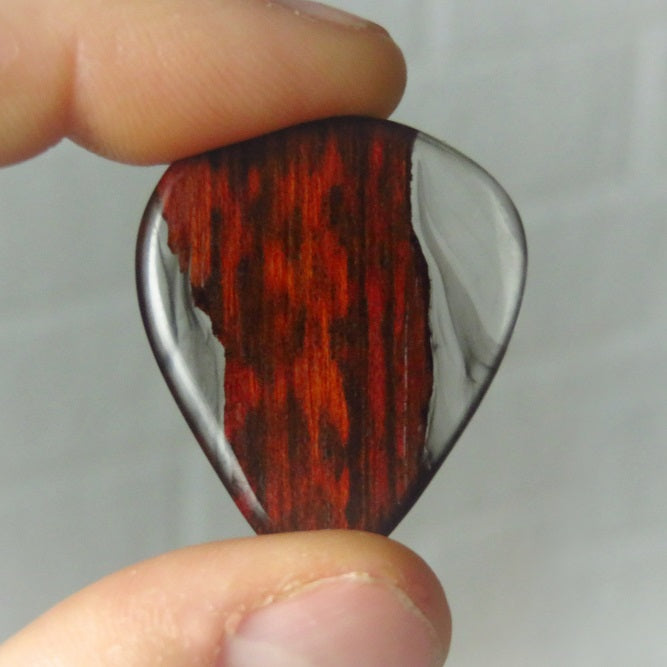 Handgefertigtes Plektrum aus Holz und Epoxidharz - Custom Guitar Pick