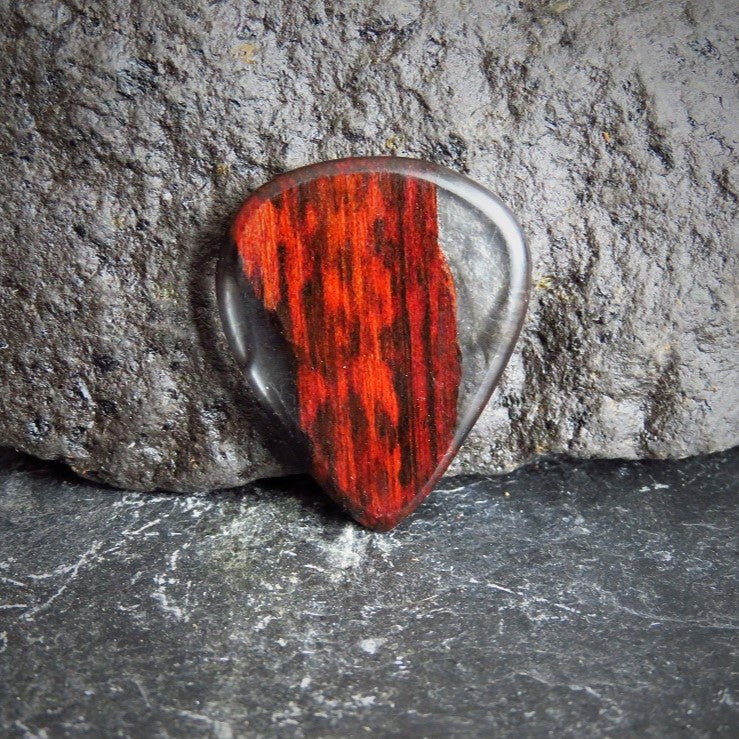 Handgefertigtes Plektrum aus Holz und Epoxidharz - Custom Guitar Pick