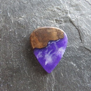 Guitar Pick aus dunklem Edelholz mit purple & white Resin