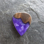 Gitarren Plektrum aus dunklem Edelholz kombiniert mit Lila Kunstharz
