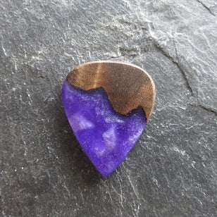 Gitarren Plektrum aus dunklem Edelholz kombiniert mit Lila Kunstharz