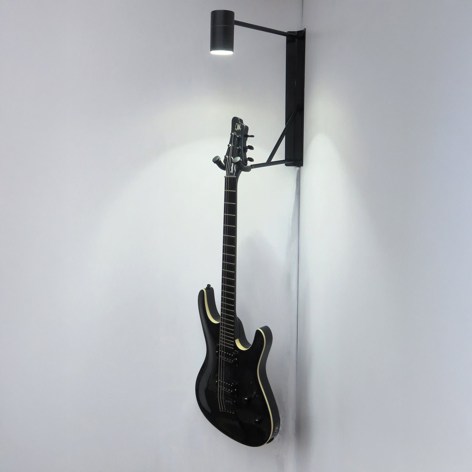 Platzsparender Eck-Gitarrenhalter mit LED-Beleuchtung für 90° Innenecken