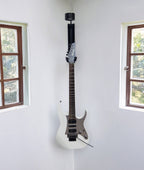 E-Gitarre präsentiert am Eck-Wandhalter mit LED-Beleuchtung