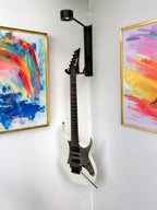 Gitarre an beleuchteter Eck-Wandhalterung - Anwendungsbeispiel