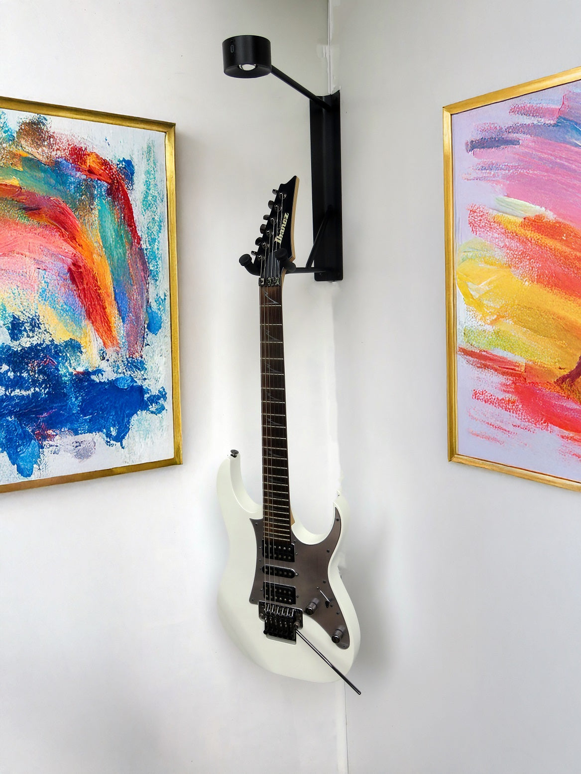 Gitarre an beleuchteter Eck-Wandhalterung - Anwendungsbeispiel