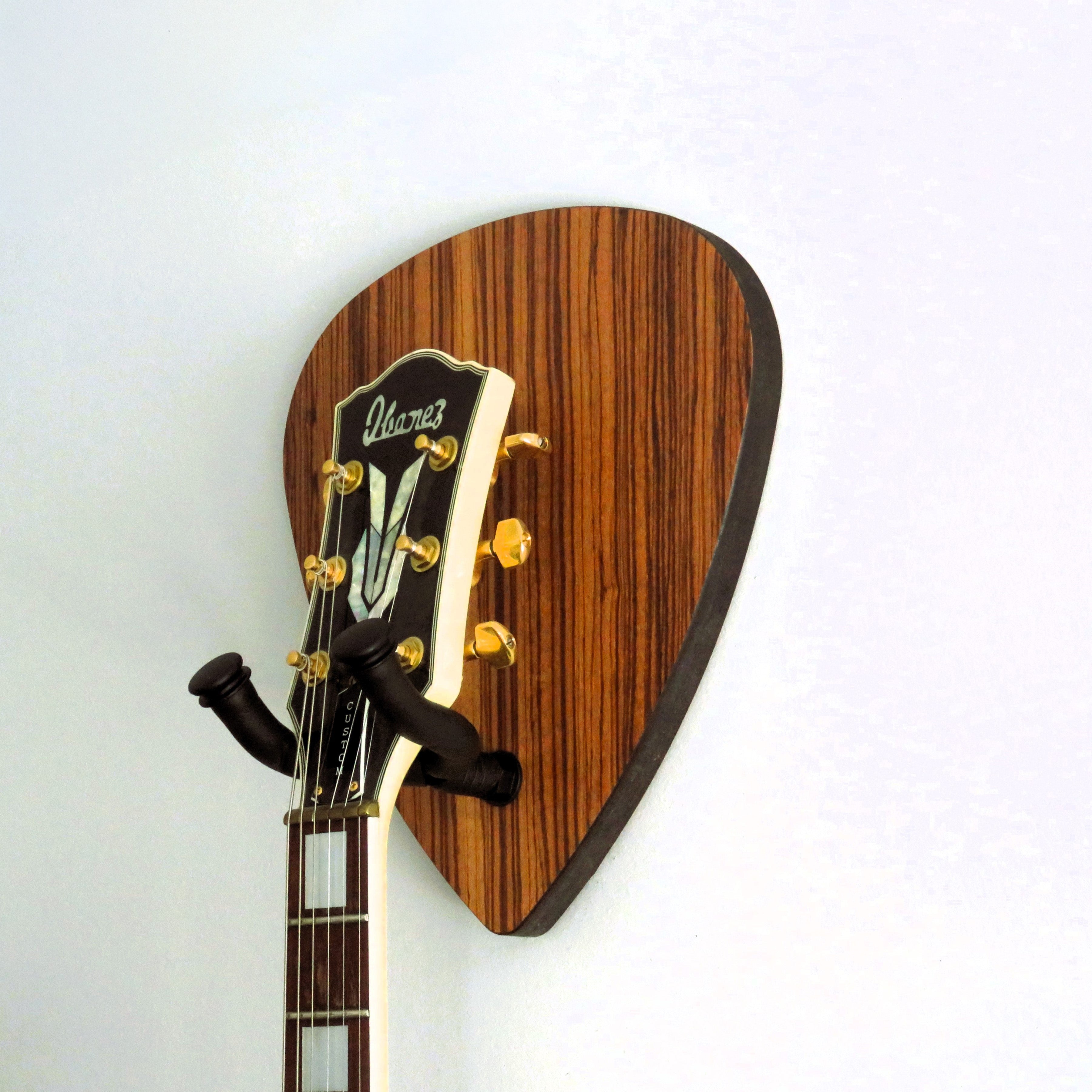 Holz-Wandhalter für Bass und Gitarre - Seitenansicht mit Plektrum-Deko