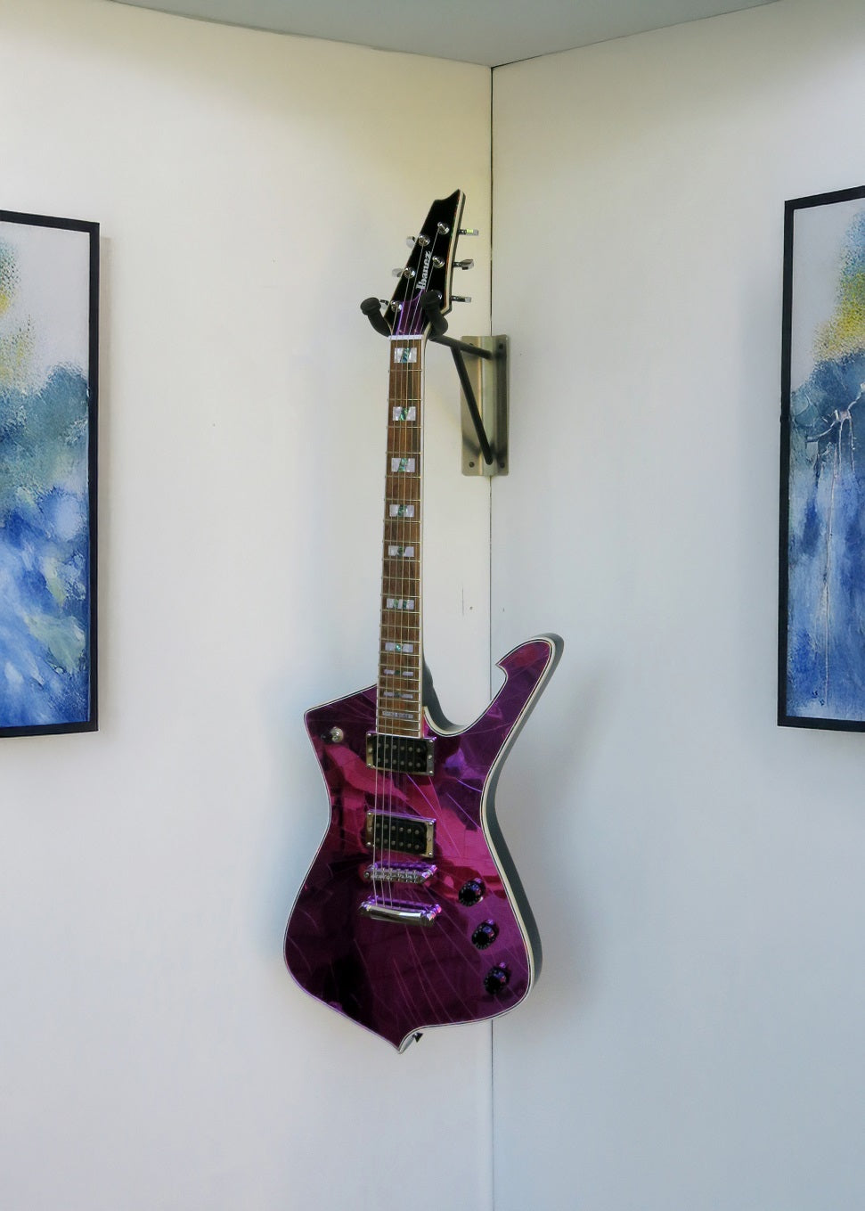 Eck-Wandhalter mit Gitarre montiert - Anwendungsbeispiel im Raum